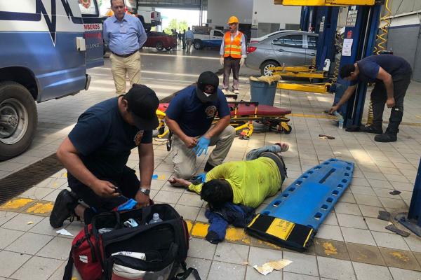 Cae hombre de 12 metros de altura en agencias de vehículos de Mazatlán