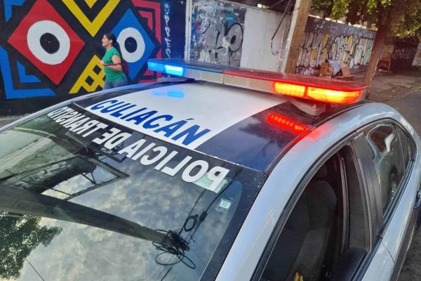 Conductor termina volcado cerca de Colinas de San Miguel, en Culiacán