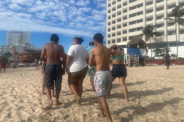 Policía Acuática rescata a cuatro turistas en Mazatlán