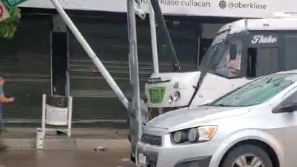 Camión urbano choca y derrumba un semáforo frente al Ayuntamiento de Culiacán Camión urbano choca y derrumba un semáforo frente al Ayuntamiento de Culiacán