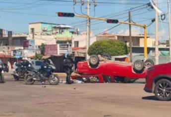 Una camioneta se accidenta en Barrancos y termina volcada