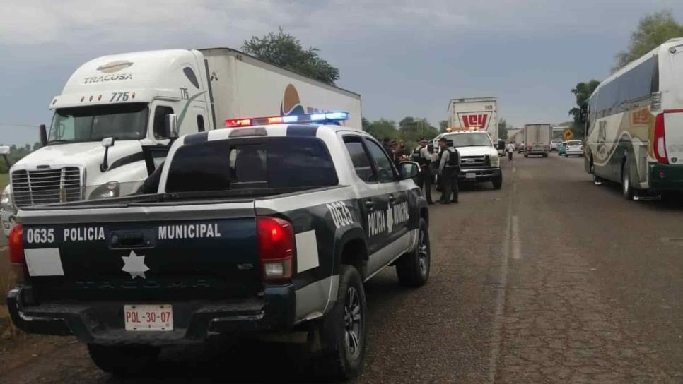 Tráiler golpea un taxi y lo deja montado en el muro de contención de la México 15 en Guasave Tráiler golpea un taxi y lo deja montado en el muro de contención de la México 15 en Guasave