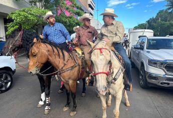 A caballo y con sombrero, Rocha Moya encabeza cabalgata de la Feria Ganadera 2023