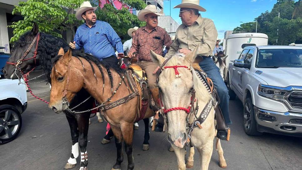 A caballo y con sombrero, Rocha Moya encabeza cabalgata de la Feria Ganadera 2023