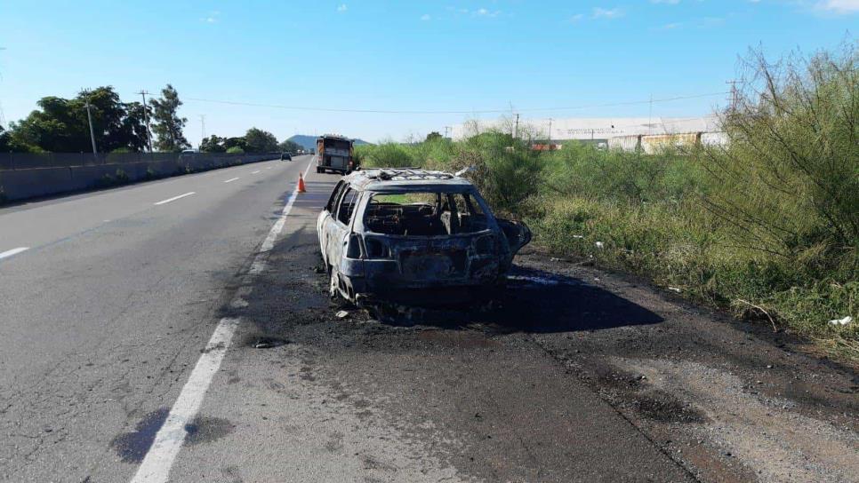 Se incendian dos vehículos en la carretera México 15 en Ahome y terminan calcinados