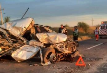 Conductor se salva de milagro tras chocar contra un tráiler en El Desengaño, Ahome