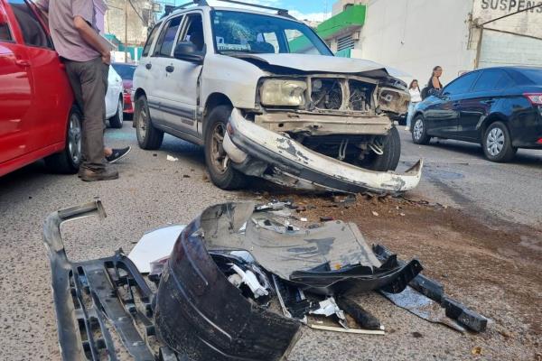 Cuatro personas heridas dejó un encontronazo a las afueras de una primaria de Culiacán 