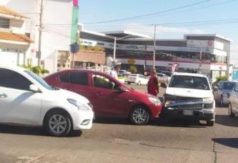 Se accidenta una camioneta de la Cruz Roja frente al tecnológico de Culiacán 