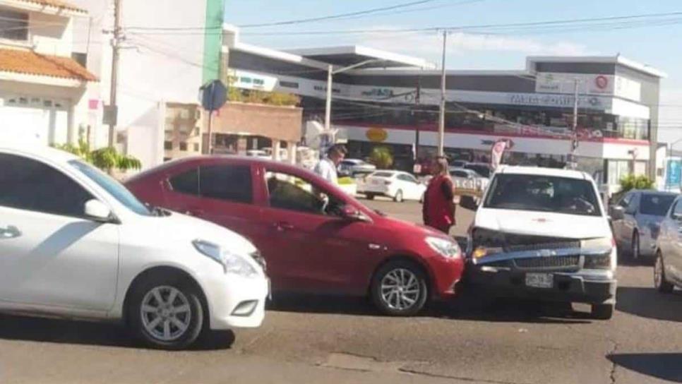 Se accidenta una camioneta de la Cruz Roja frente al tecnológico de Culiacán 