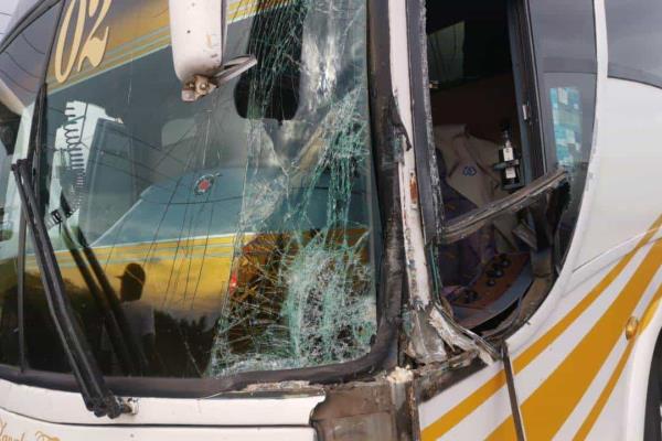 Turistas sonorenses iban a Mazamitla y chocan contra un tráiler en Los Mochis