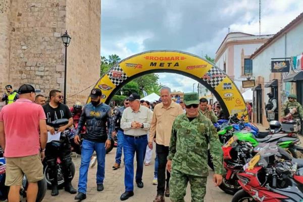 Rubén Rocha Moya acude a la Caín Road Race para desear suerte a participantes