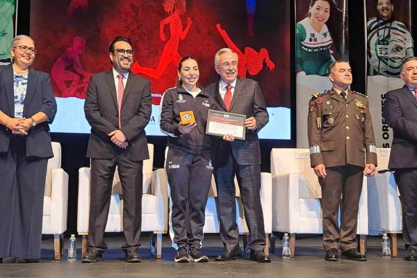 Rubén Rocha Moya otorga reconocimiento a ganadores del Premio Estatal del Deporte