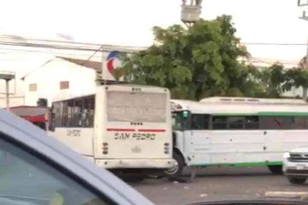 Camión foráneo choca contra otro camión y un sedán en Culiacán