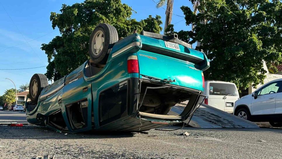 Estudiante de Medicina resulta lesionado en choque y volcadura en Los Mochis