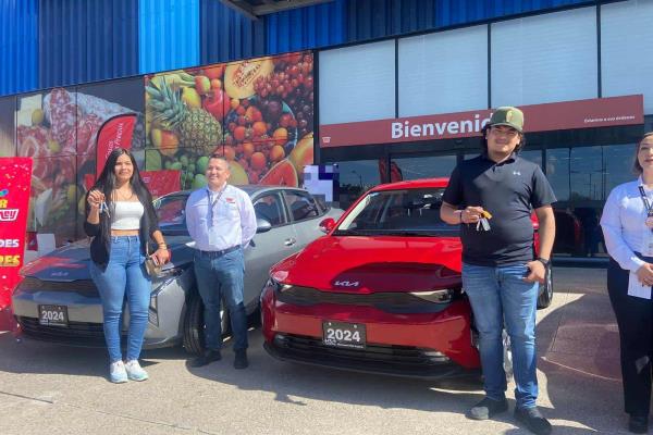 ¡Creían que era mentira! Adivinaron cuántas pelotas cabían en un auto y Ley les regaló un KIA 2024