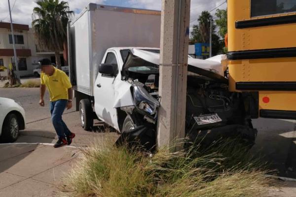 Conductor se pasa un alto y provoca aparatoso accidente en Los Mochis