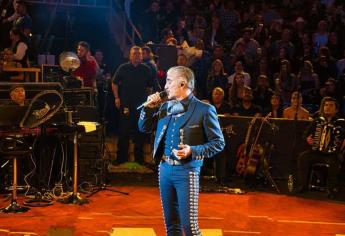 Culiacán canta y se encanta con Alejandro Fernández en el Palenque 