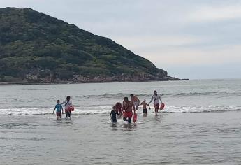 Policía Acuática rescata a nueve personas de las playas de Mazatlán 