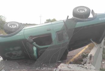 Encuentran camioneta volcada y abandonada en la México 15, cerca de Batamote 