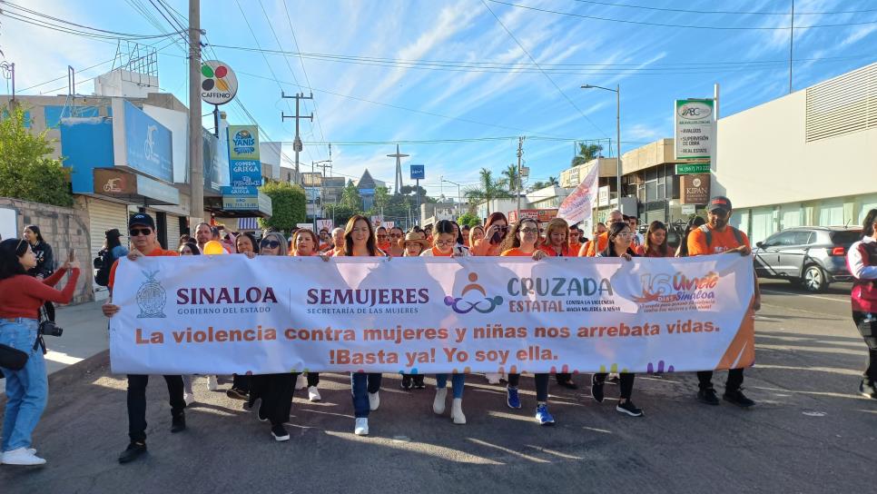 Mujeres marchan contra la violencia de género en Culiacán Mujeres marchan contra la violencia de género en Culiacán