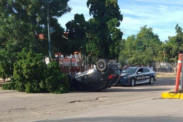 Camioneta termina volcada en la colonia La Conquista en Culiacán