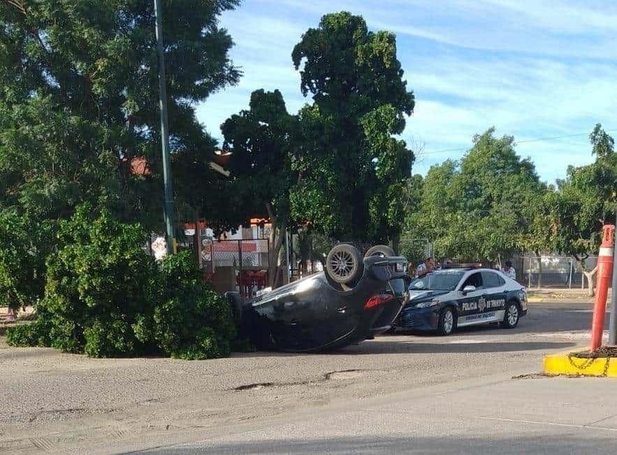 Camioneta termina volcada en la colonia La Conquista en Culiacán