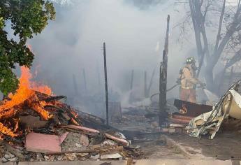 Voraz incendio reduce a cenizas un domicilio en popular colonia de Los Mochis