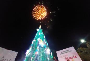 ¡Ya se siente la Navidad en Los Mochis! Alcalde enciende pino y luces en la ciudad