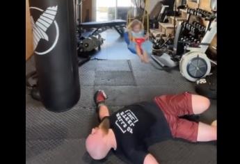 Este es el divertido método de entrenar y cuidar de su hija a la misma vez