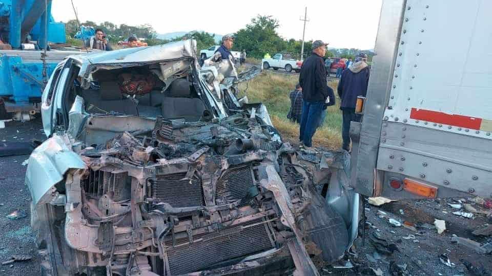 Fuerte Carambola en Autopista Culiacán-Mazatlán deja tres personas lesionadas