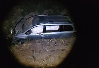 Mujer viaja con su familia y termina lesionada tras salida de camino en Guasave