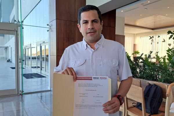 Carlos Escobar se registra por Morena para la alcaldía de Mazatlán en 2024