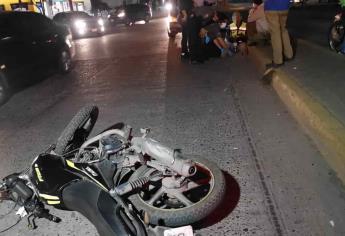 Derrapa por evitar chocar contra otro motociclista en Los Mochis