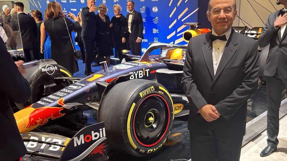 Expresidente Felipe Calderón presente en la premiación de la FIA