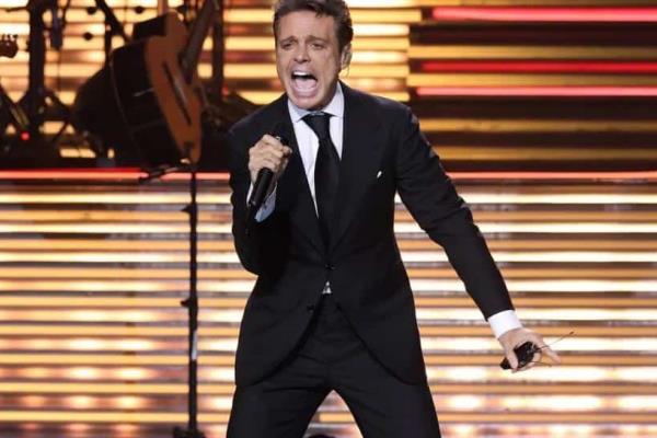 Ricardo Salinas Pliego paga la promesa a los mazatlecos por concierto de Luis Miguel