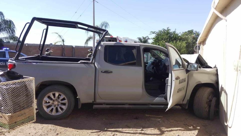 Marinos embisten y aplastan contra una pared a un motociclista en Guasave