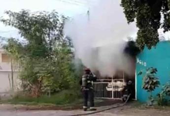 Se incendia una camioneta dentro de un domicilio de Culiacán