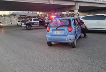Choca patrulla contra vehículo compacto en Culiacán