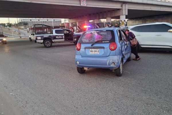 Choca patrulla contra vehículo compacto en Culiacán