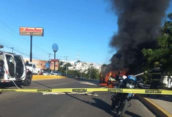 Carro queda destruido tras quemarse a las afueras del parque Culiacán  87