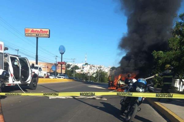 Carro queda destruido tras quemarse a las afueras del parque Culiacán  87
