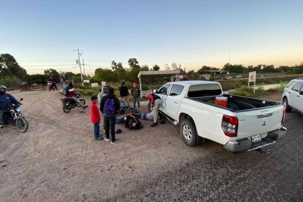 Dos jóvenes lesionados tras Impacto entre motocicleta y camioneta en Ahome