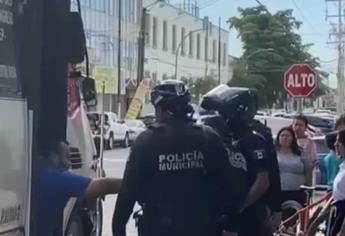 Liberan a mujer y a menor detenidos por policías en camión de Culiacán