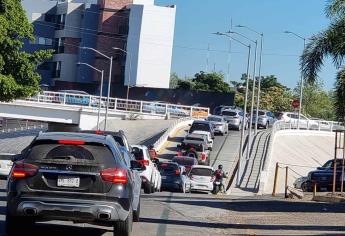 Colapsa tráfico en Culiacán tras fallar semáforos en el sector Tres Ríos
