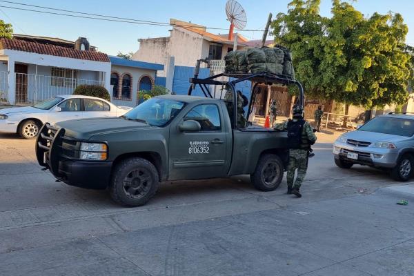 Militares sitian un domicilio de la colonia Miguel Hidalgo en Culiacán