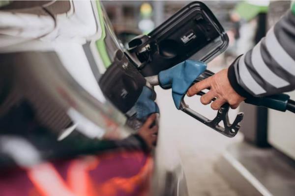 Estos son los 3 vehículos que menos combustible consumen, según expertos