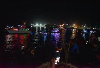 Desfile Náutico Navideño ilumina el puerto de Topolobampo