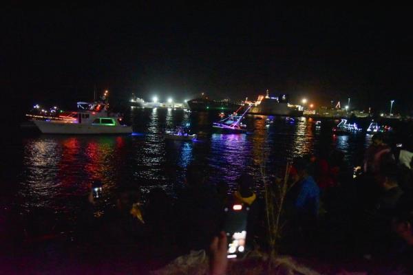 Desfile Náutico Navideño ilumina el puerto de Topolobampo