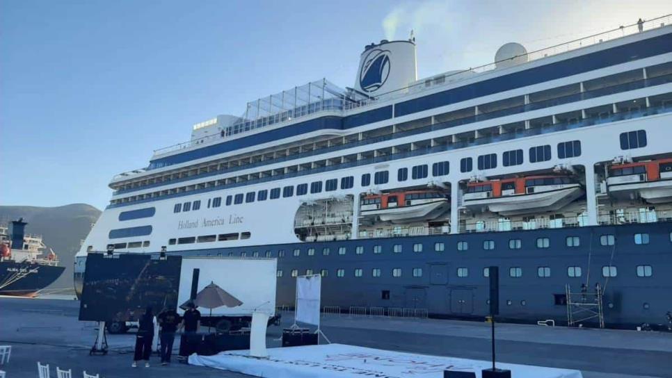 Con banda y muestra cultural recibe Topolobampo a crucero Volendam Holland América