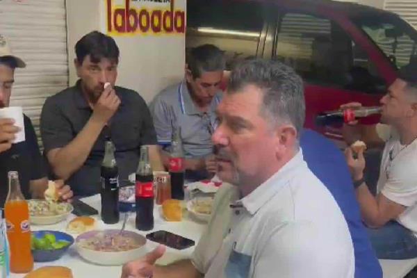 Captan a Benjamín Gil disfrutando de un buen menudo en su visita a Culiacán